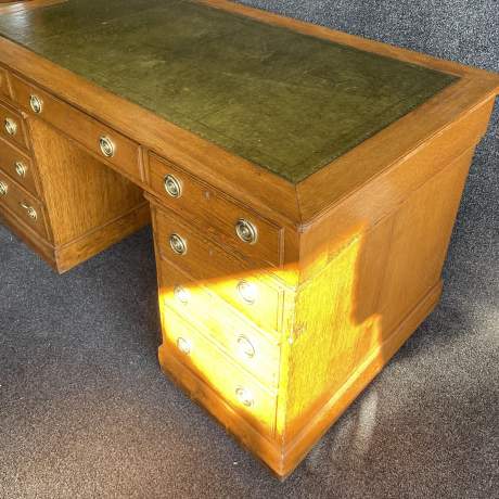 A Superb Early 20th Century Oak Twin Pedestal Desk image-3
