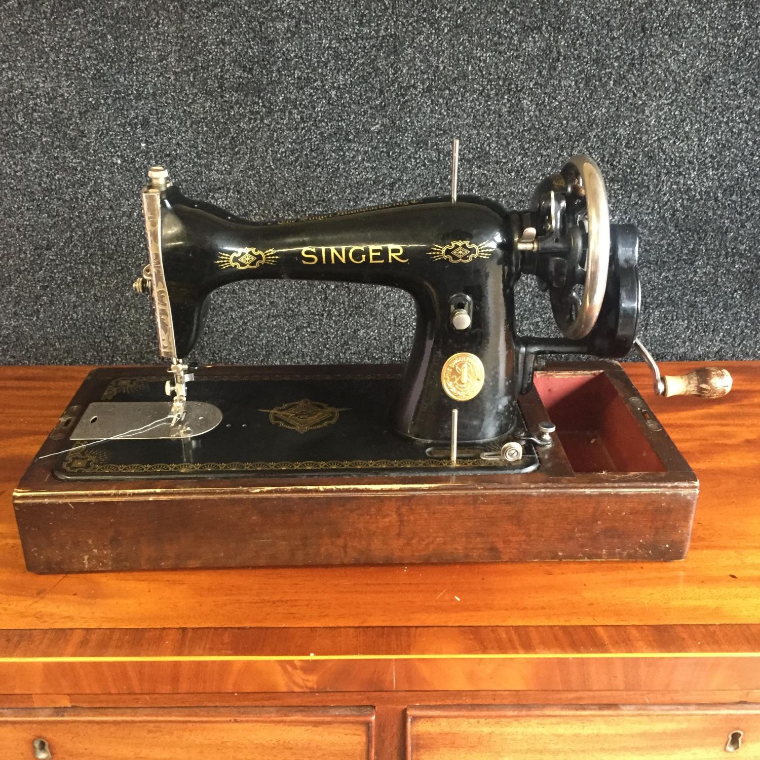 1930' S Singer Sewing Machine in original Case - Other Metalware