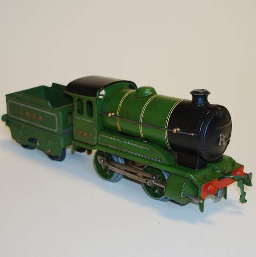 Hornby LNER 0-4-0 Locomotive and Tender image-1
