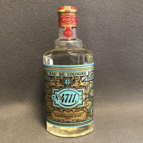 Boxed Bottle of Glockengasse 4711 Blue and Gold Eau De Cologne image-2