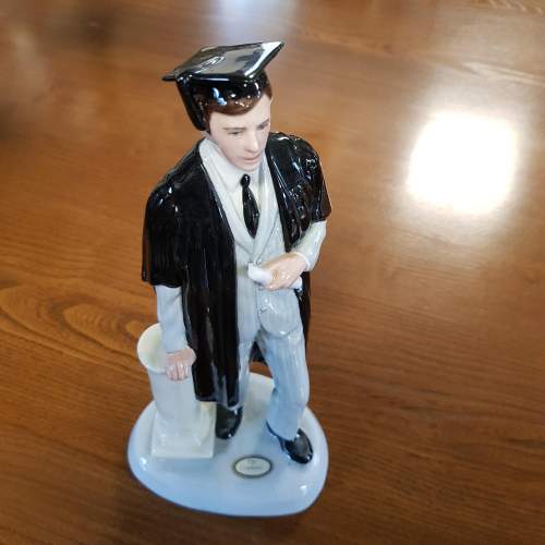 Royal Doulton Figurine The Graduate HN3017 Male By P. Parsons image-3