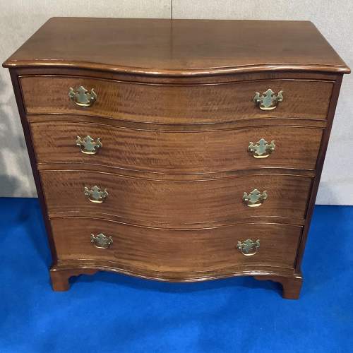 Serpentine Fronted Mahogany Chest of Drawers image-6