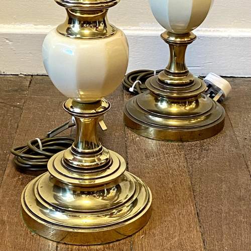 Pair of 20th Century White Ceramic and Brass Lamps image-3