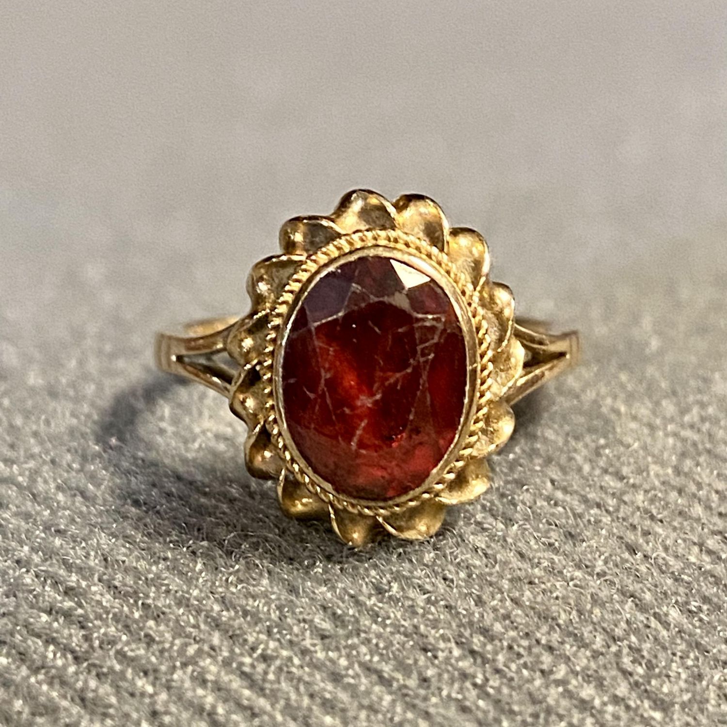 Vintage 9ct Gold Garnet Ring - Jewellery & Gold - Hemswell Antique Centres