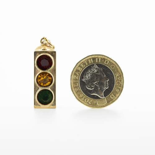 A Lovely 9ct Gold Pendant in the Form of a Traffic Light image-2