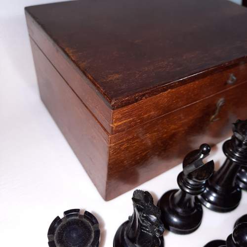 A Fine Boxwood and Ebony Chess Set image-5
