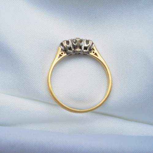 18ct Gold Diamond Ring image-3