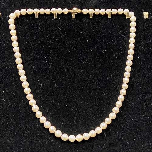 18ct Gold Clasped Cultured Pearl Necklace image-1