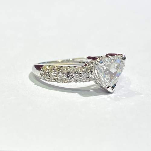 18ct Gold Diamond Heart Ring image-1