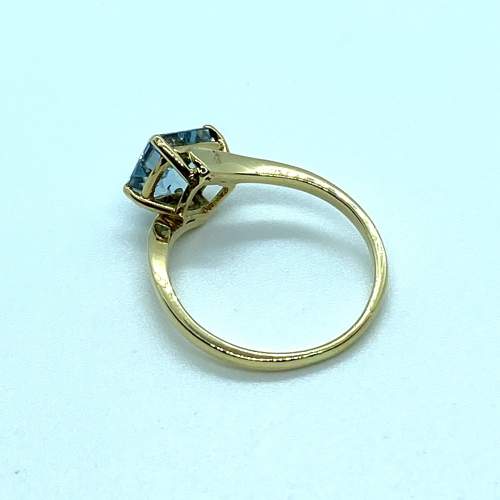 18ct Gold Aquamarine Ring image-5