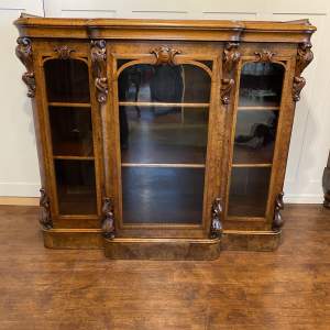 Fine Quality Victorian Figured Walnut Breakfront Bookcase