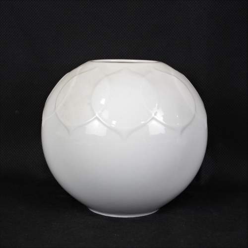 Rosenthal White Lotus Globular Vase - 1974 Design by Bjorn Winblad image-4