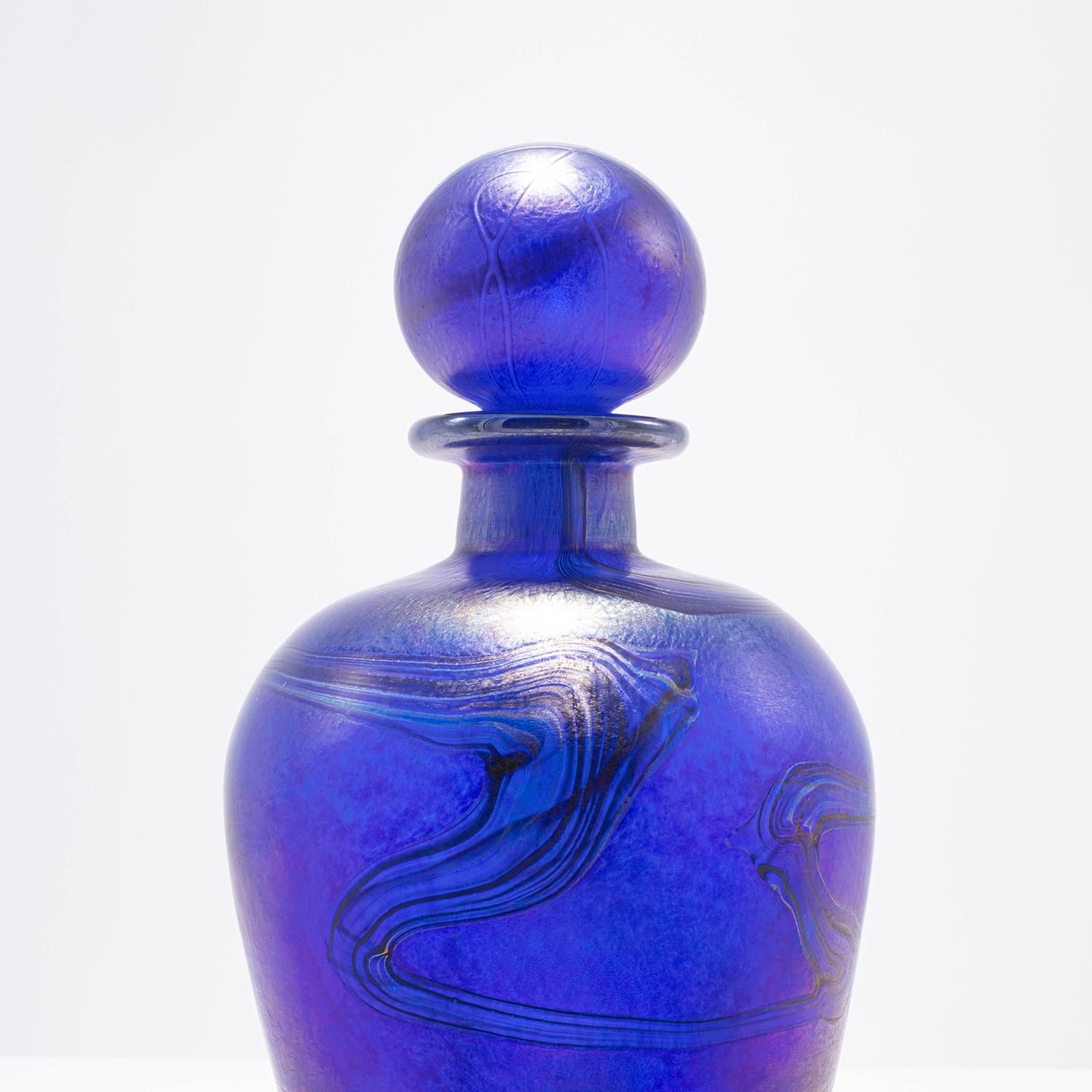 Botellas De Perfume De Canal En Un Bolsillo De Jeans Azules. Perfume  Francés. Foto de archivo editorial - Imagen de botella, accesorios:  182869288