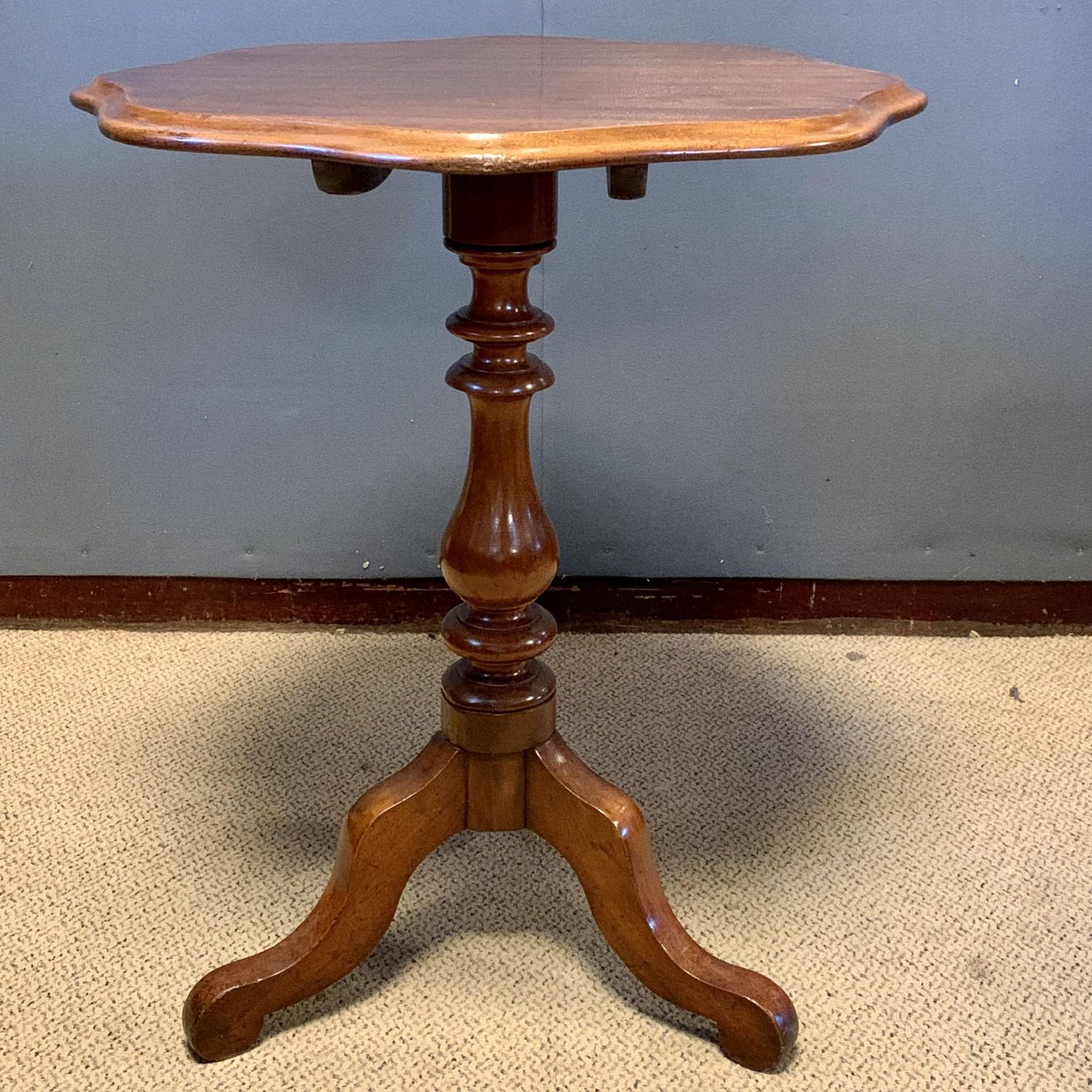 Victorian Mahogany Tilt Top Table - Antique Tables - Hemswell Antique  Centres