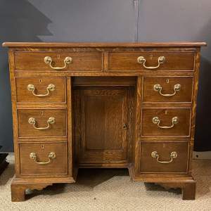Early 20th Century Oak Kneehole Desk