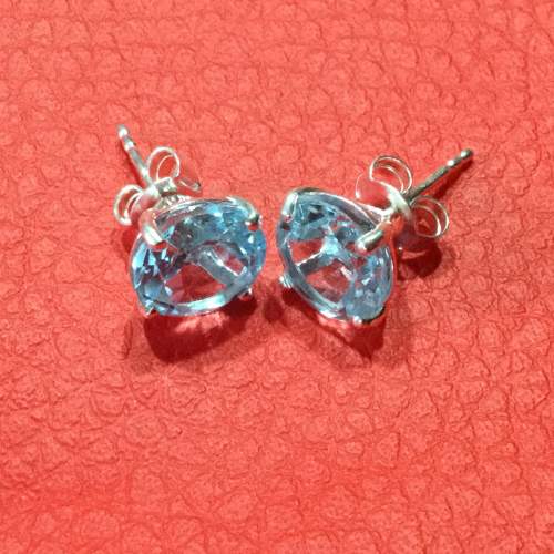 Vintage 6cts Blue Topaz and Silver Solitaire Stud Earrings image-1