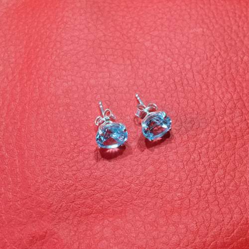 Vintage 6cts Blue Topaz and Silver Solitaire Stud Earrings image-3