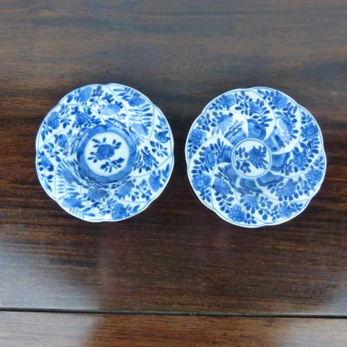 18th Century Pair of Chinese Porcelain Blue & White Floral Dishes image-2
