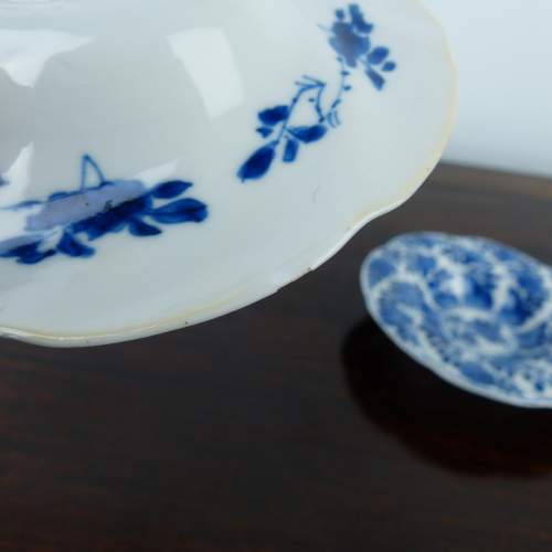 18th Century Pair of Chinese Porcelain Blue & White Floral Dishes image-4