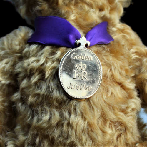 Steiff Golden Jubilee Bear for Queen Elizabeth 11 50yr Accession image-3