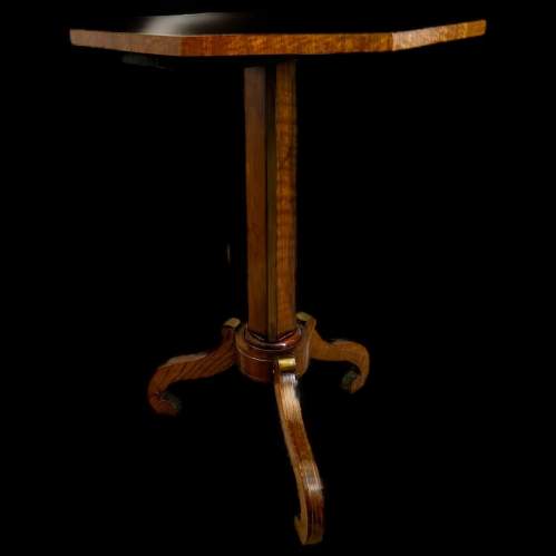 An Early Victorian Walnut & Rosewood Tripod Table image-5