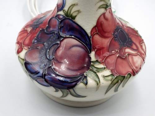 Moorcroft Pottery White Anemone Pattern Table Lamp image-4