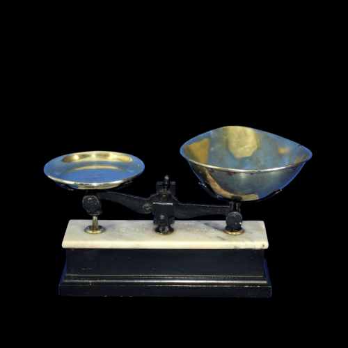 French Scales with Marble and Ebonised Wood Base and Two Brass Trays image-2