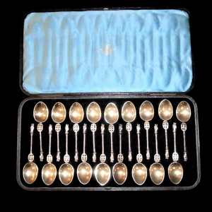 Fine Set of 18 Silver Plated Teaspoons With Twisted Stem