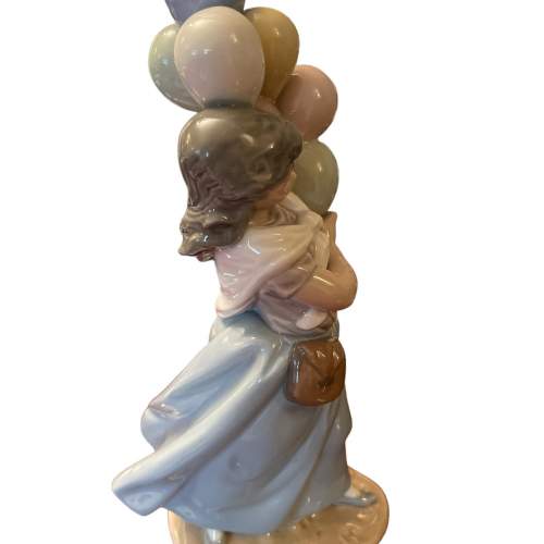 Lladro Ceramic Figurine Of A Lady Balloon Seller image-2