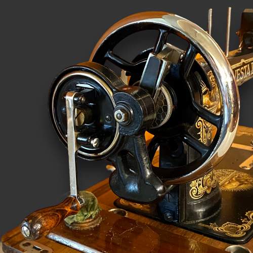 Vintage Vesta B Hand Crank Sewing Machine with Case image-5