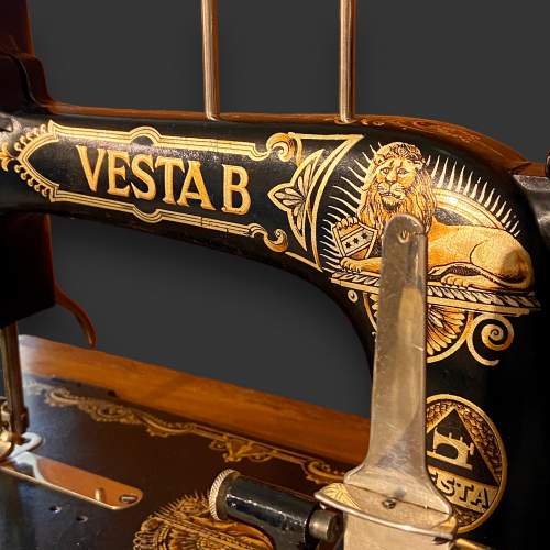 Vintage Vesta B Hand Crank Sewing Machine with Case image-3