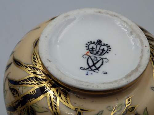 Derby Crown Porcelain 19th Century Hand Painted Crown Derby Vase image-4