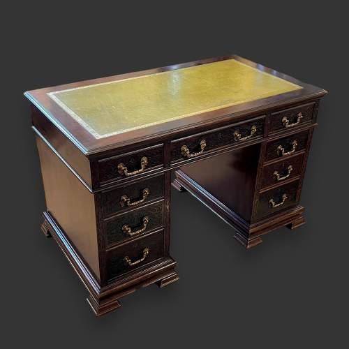 Early Victorian Mahogany Pedestal Desk image-1