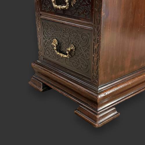 Early Victorian Mahogany Pedestal Desk image-6