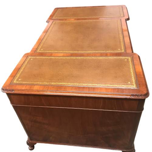 Good Quality Maples Burr Walnut Pedestal Writing Desk image-4