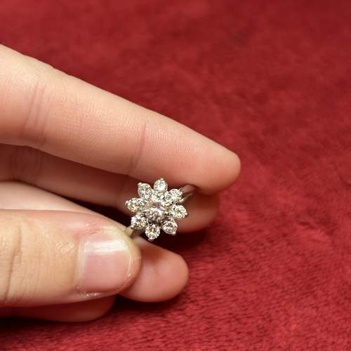 18ct White Gold Diamond cluster ring set & approx 1.25ct Diamonds image-4