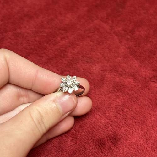 18ct White Gold Diamond cluster ring set & approx 1.25ct Diamonds image-5