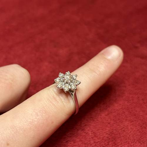 18ct White Gold Diamond cluster ring set & approx 1.25ct Diamonds image-6