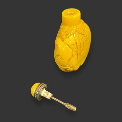 Vintage Chinese Peking Glass Yellow Snuff Bottle image-4
