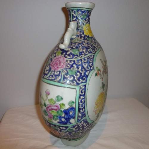 Oriental Moonflask with Chrysanthamums image-6