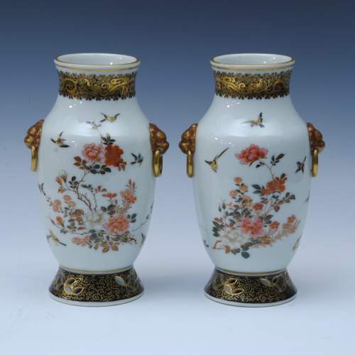Pair of Japanese Tashio Period Porcelain Vases image-2