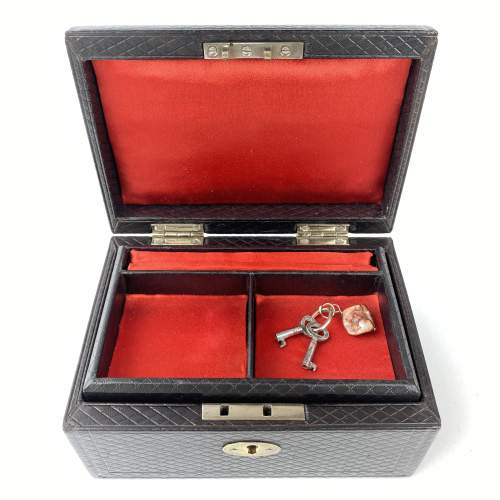 Black Crosshatched Leather Jewellery Box - 2 Keys image-3