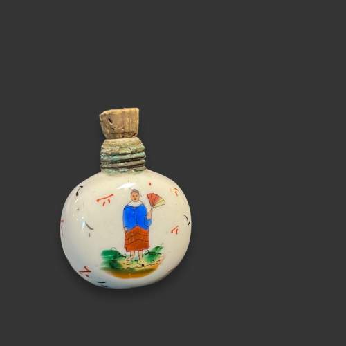 Chinese Qing Period Hand Painted Snuff Bottle image-2