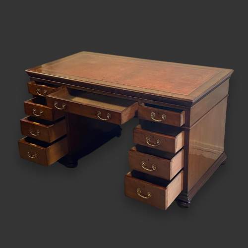Superb Victorian Mahogany Pedestal Desk image-2