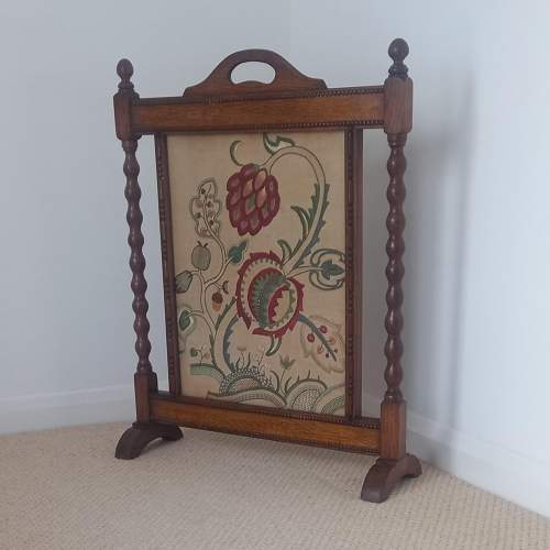 Early 20th Century Oak Fire Screen with Wool Work Panel image-1