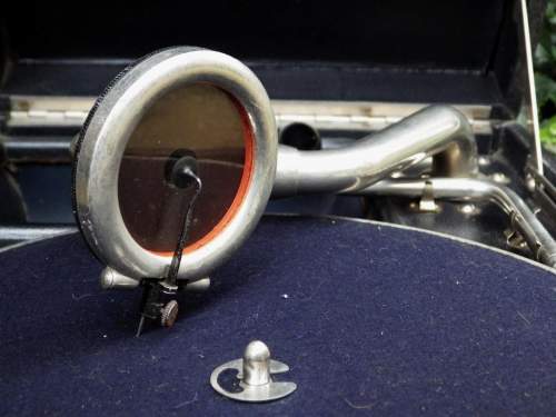 HMV Model 101 Portable Picnic Wind-Up Gramophone image-6