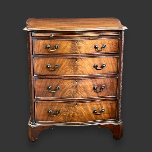 Small Early 20th Century Serpentine Mahogany Chest of Drawers image-2