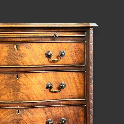 Small Early 20th Century Serpentine Mahogany Chest of Drawers image-3