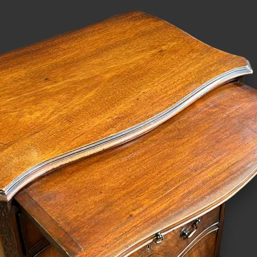 Small Early 20th Century Serpentine Mahogany Chest of Drawers image-4