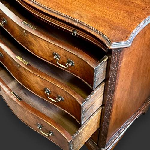 Small Early 20th Century Serpentine Mahogany Chest of Drawers image-5